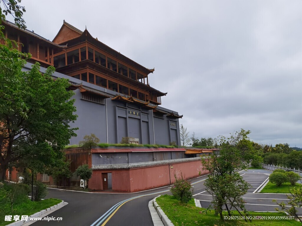 中式古建筑旁的園林景致