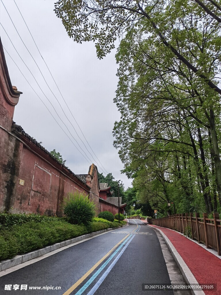 古巷旁的多彩道路風(fēng)景