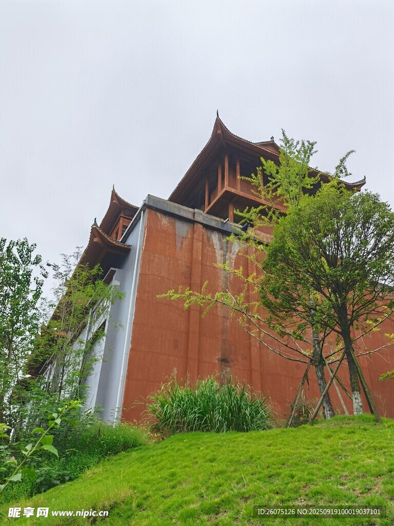古建紅墻立于蔥郁綠草間