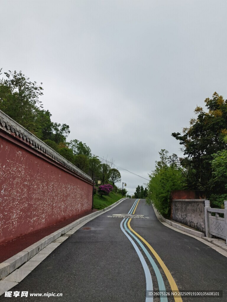 紅墻旁的多彩道路