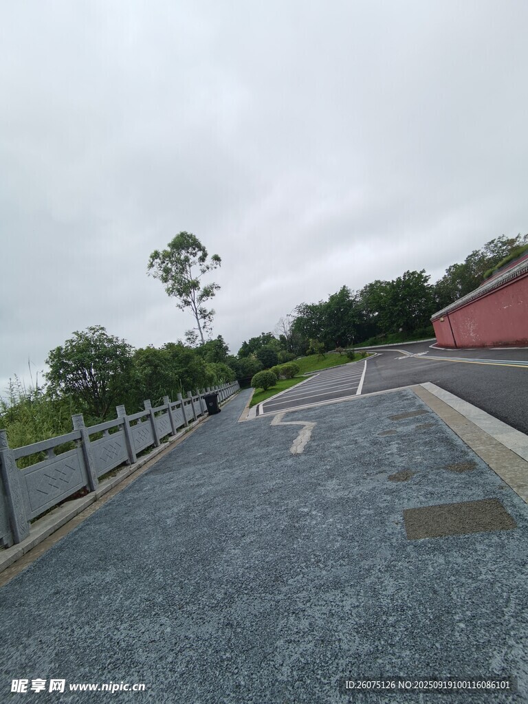 空曠道路旁的圍欄與樹(shù)木