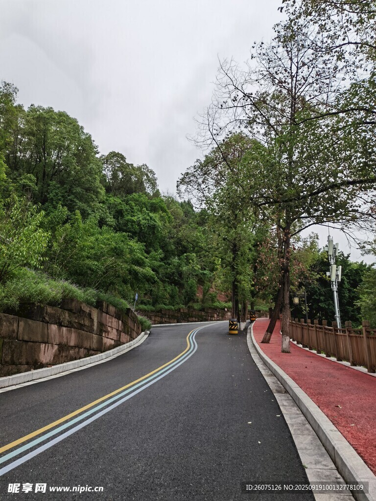 山間蜿蜒的柏油公路