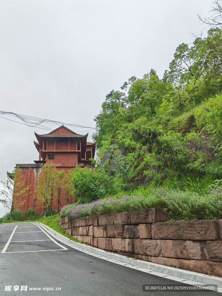 古建旁的道路與蔥郁綠植