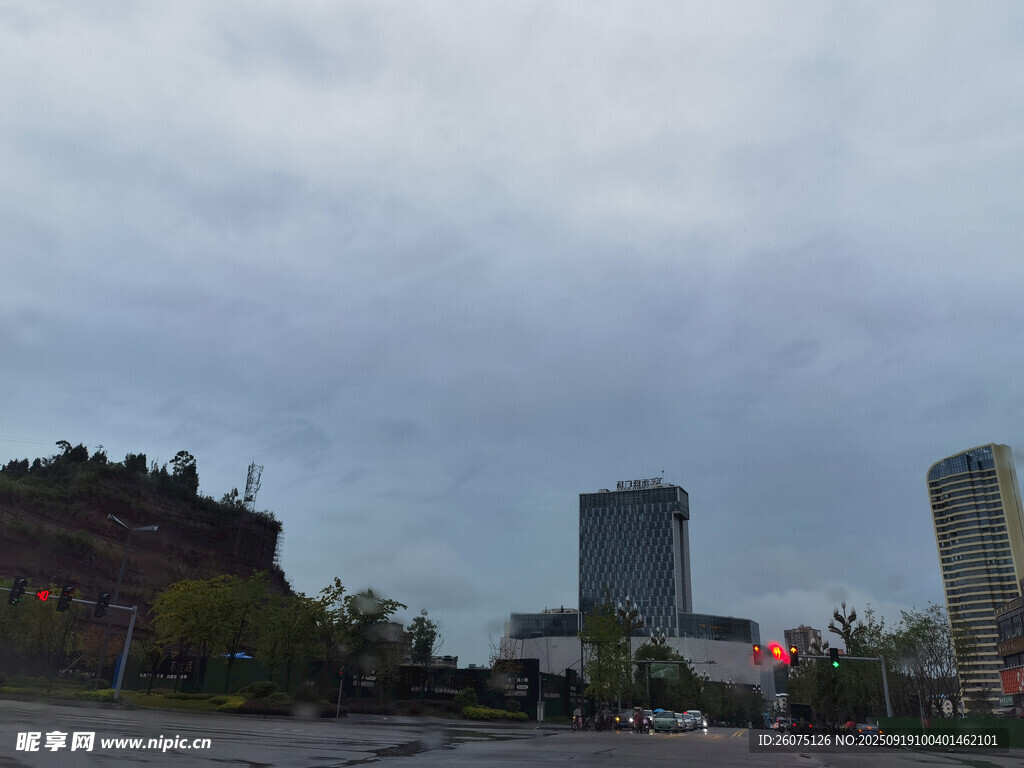 城市天際線與陰沉天空