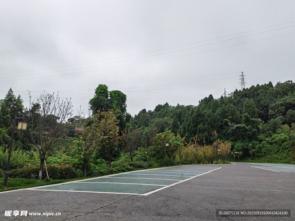 戶外停車場與周邊綠植景觀