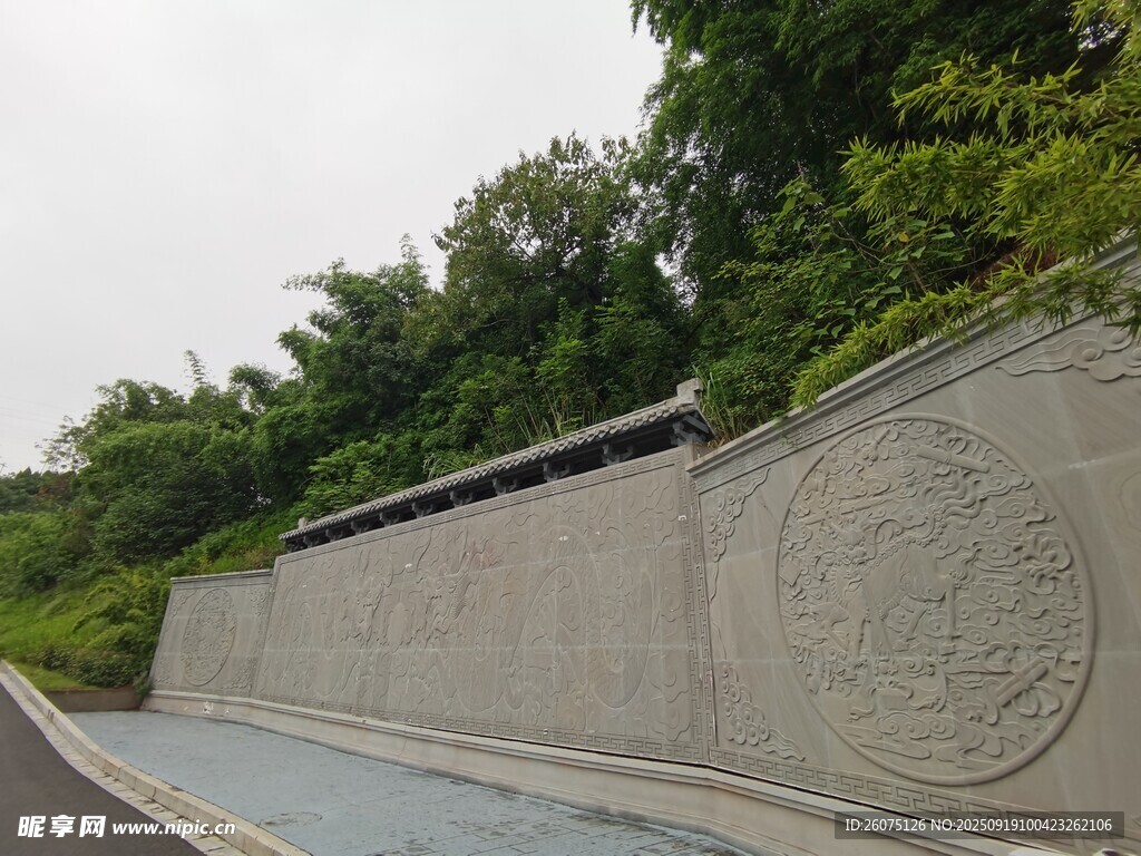 路邊浮雕景墻古樸有韻味