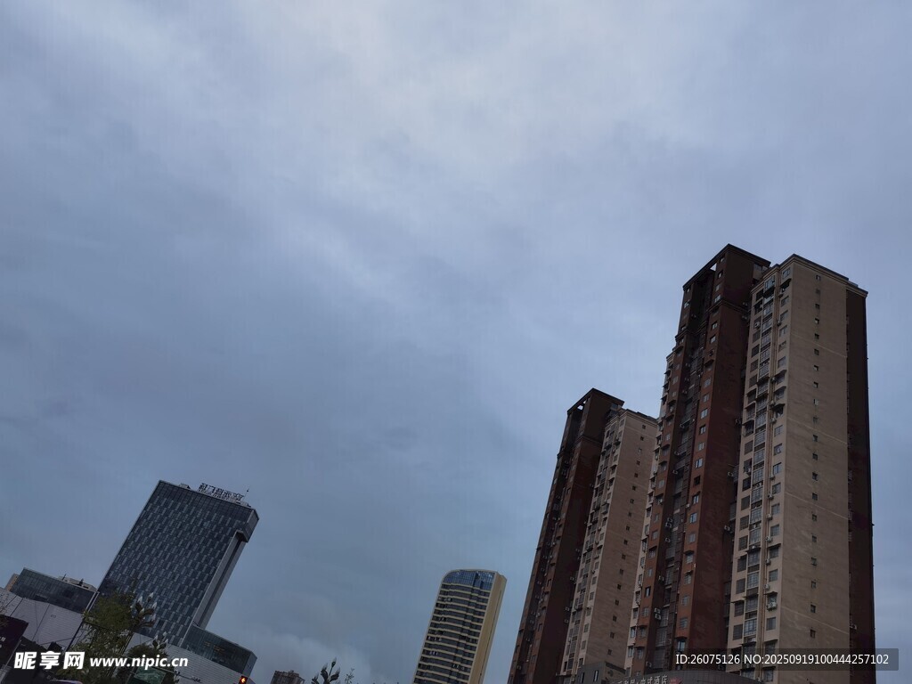 城市高樓與陰沉天空