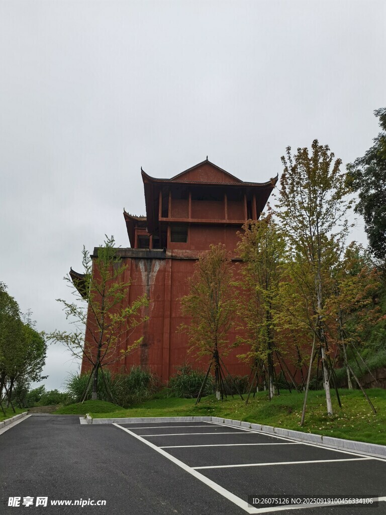 路旁古式建筑綠樹環(huán)繞