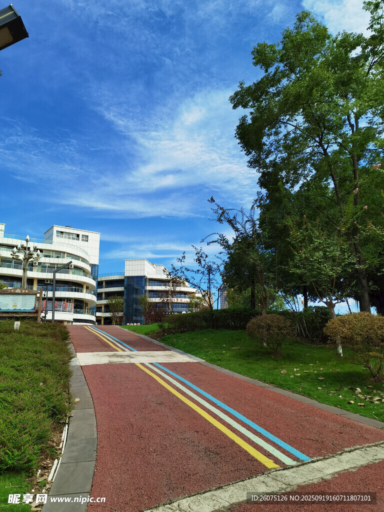 校園彩色步道與建筑風(fēng)景