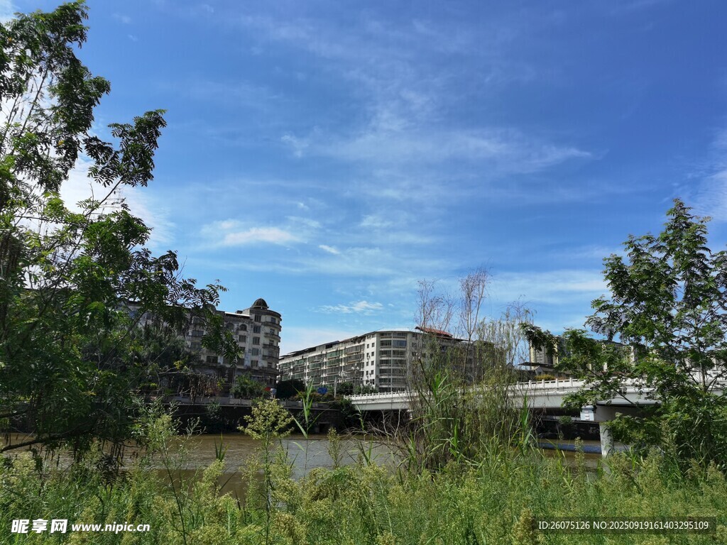 郊外草木間的建筑景觀