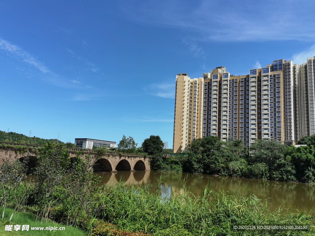 河畔高樓與石橋美景