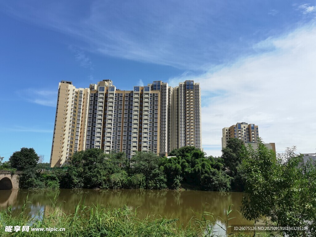 河畔高樓林立景觀