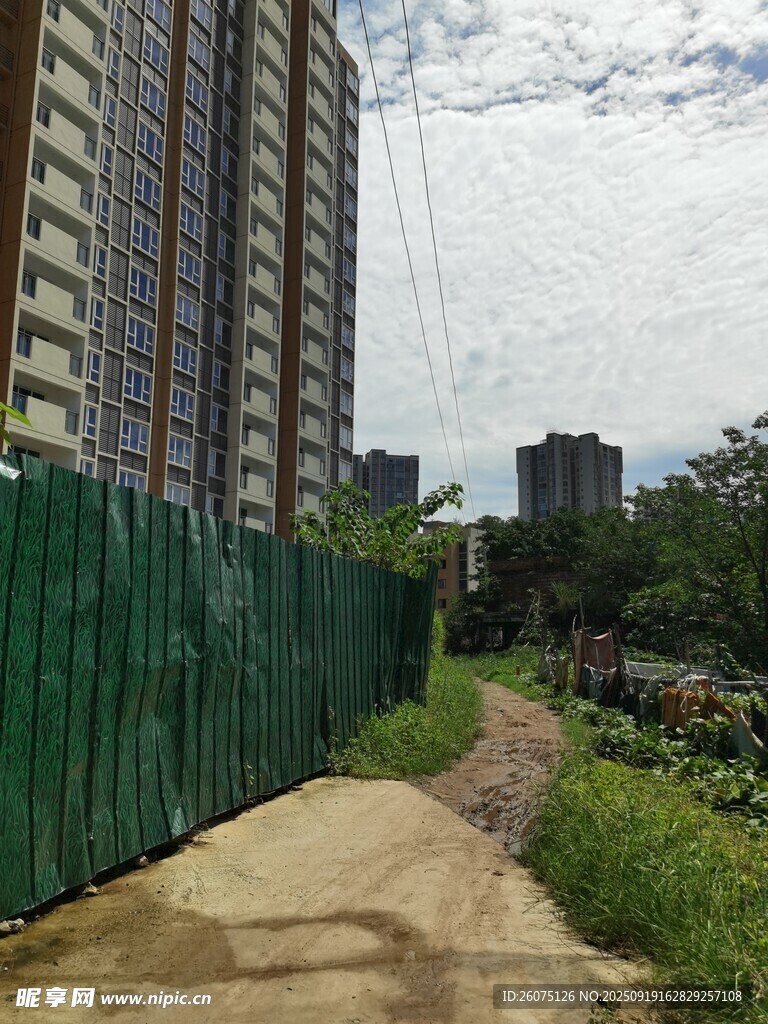 城市施工圍擋旁的小路