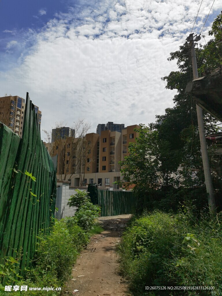 城郊小路旁的在建居民區(qū)