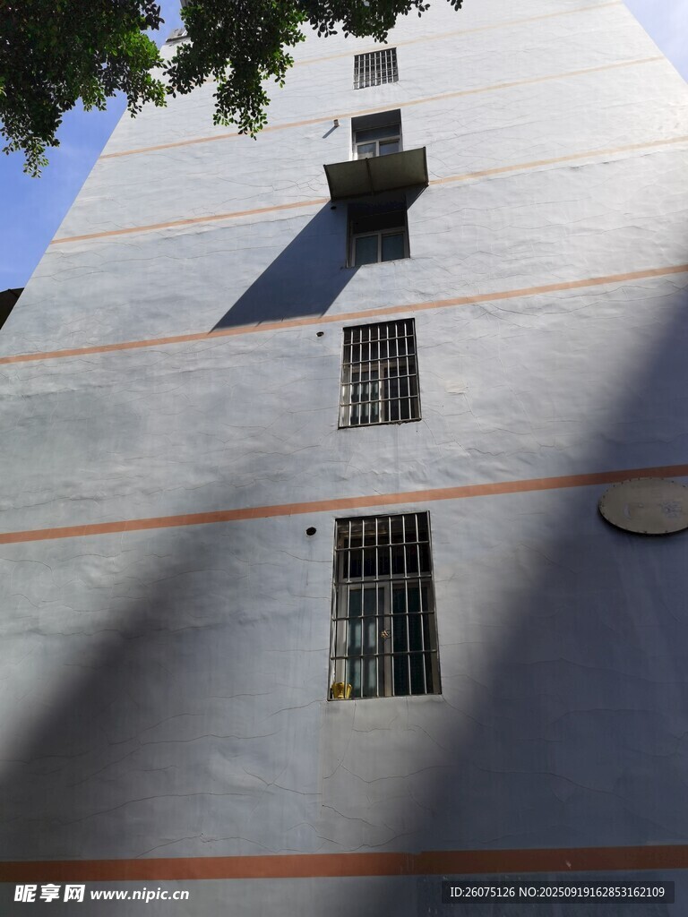 灰白墻面帶窗建筑外觀