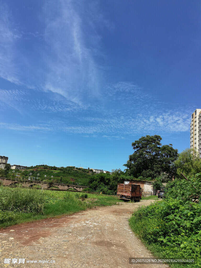 鄉(xiāng)間土路旁的城市邊緣風(fēng)景