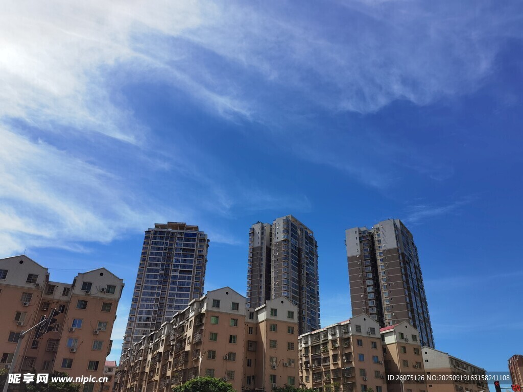 城市高樓與藍(lán)天白云美景