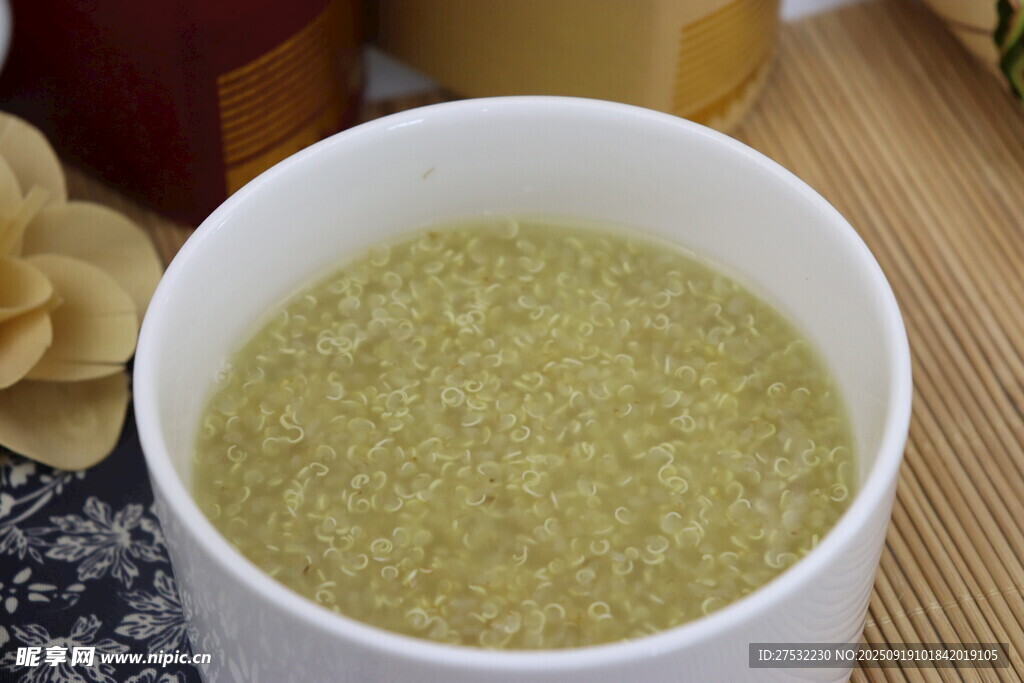 白色瓷杯中的黃色谷物粥