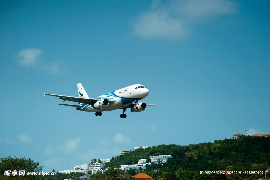 飛機(jī)低空飛越山丘上空