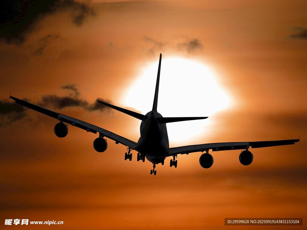 夕陽下飛機起飛剪影