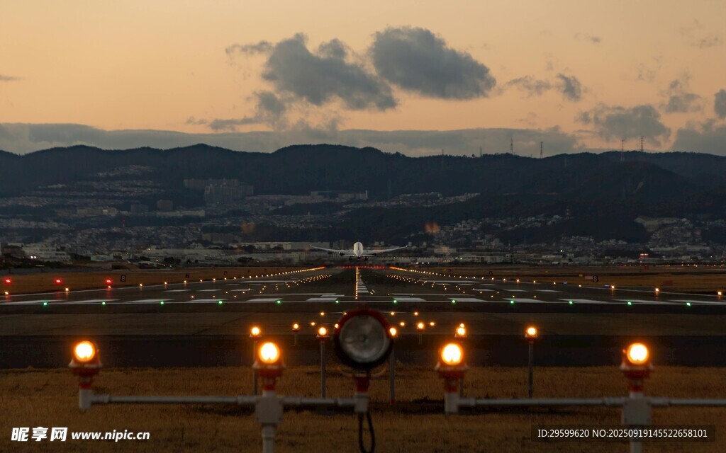 黃昏機(jī)場(chǎng)跑道上的飛機(jī)