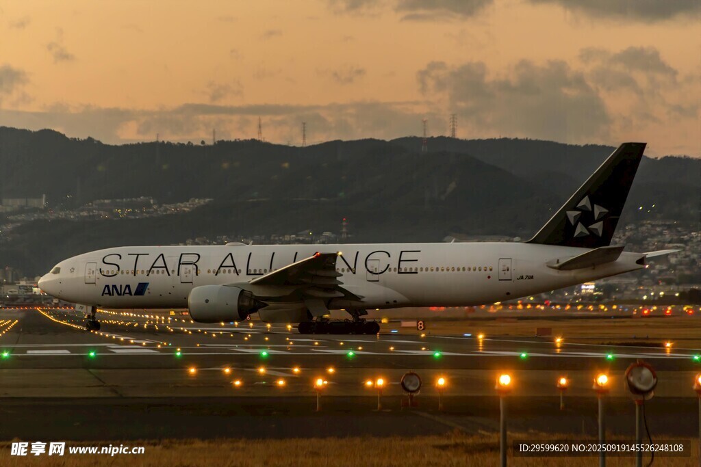 星聯(lián)盟飛機停在機場跑道
