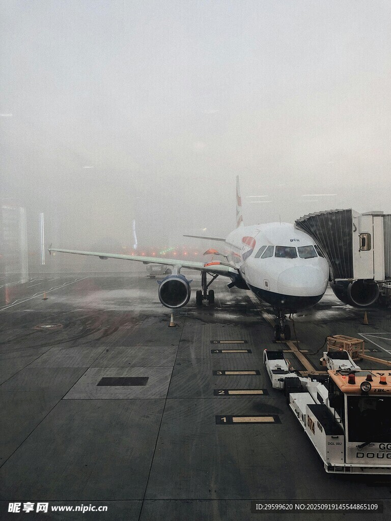 霧中機(jī)場的飛機(jī)與地勤設(shè)備