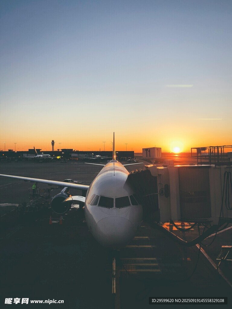 夕陽下機場的?？匡w機