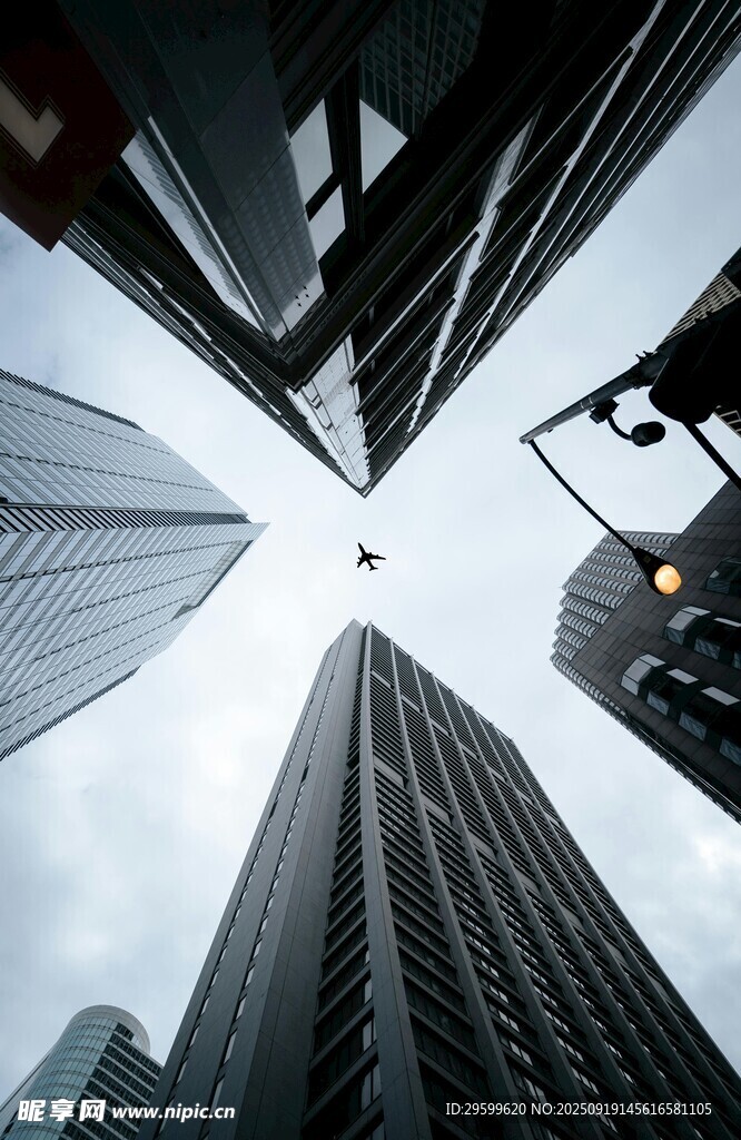 仰視都市摩天大樓景觀