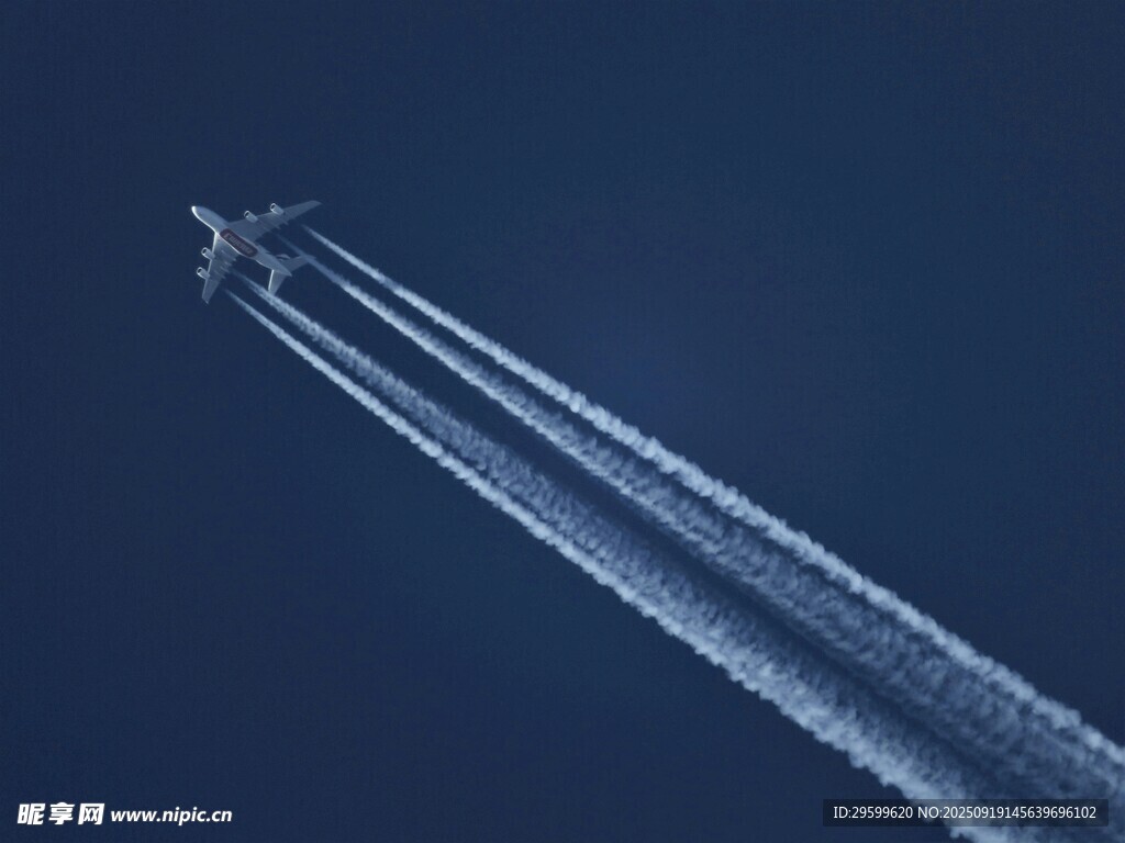 飛機高空飛行留下尾跡