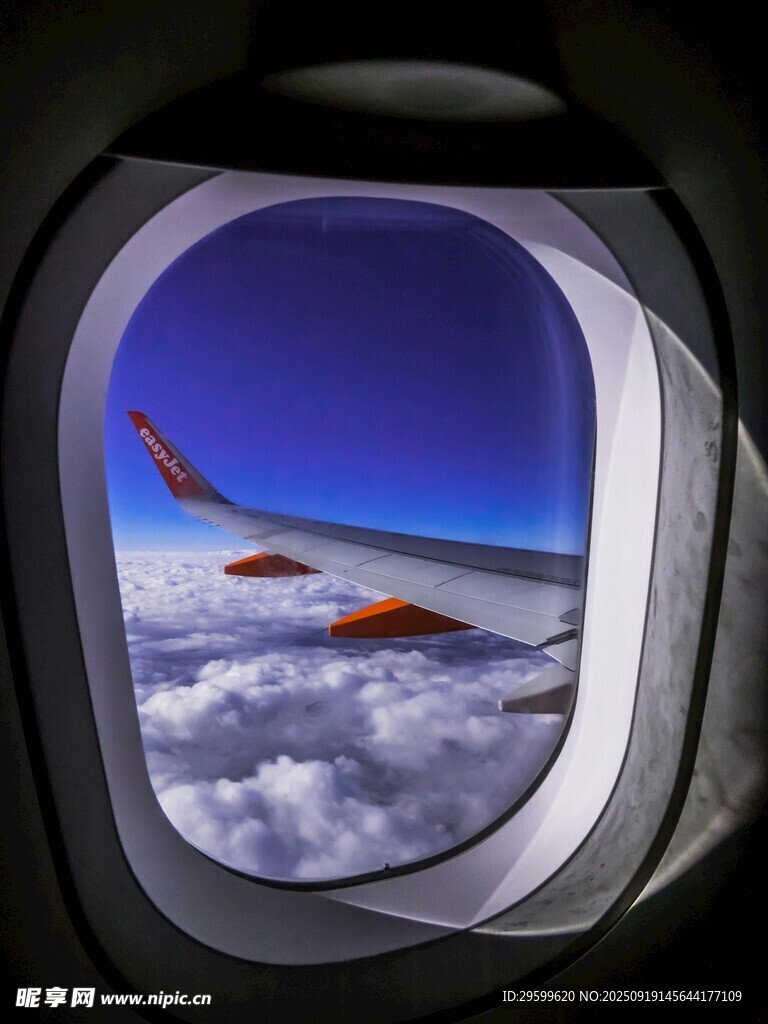 飛機舷窗視角的云端美景