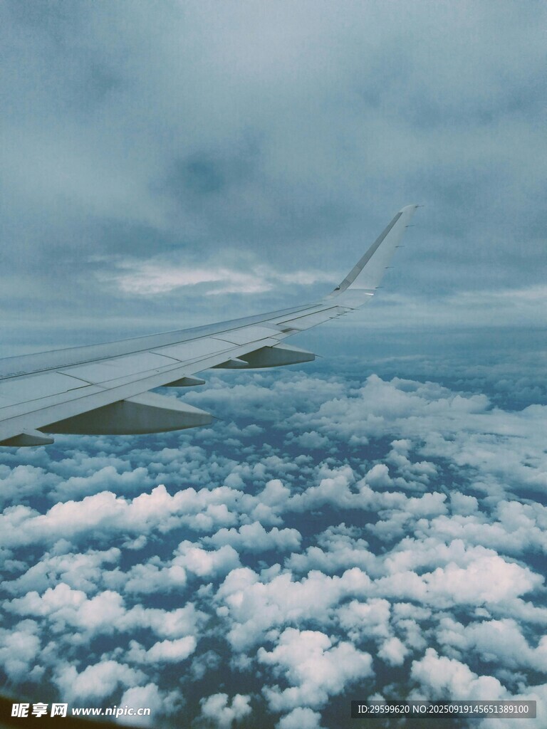 高空機(jī)翼下的云海景觀