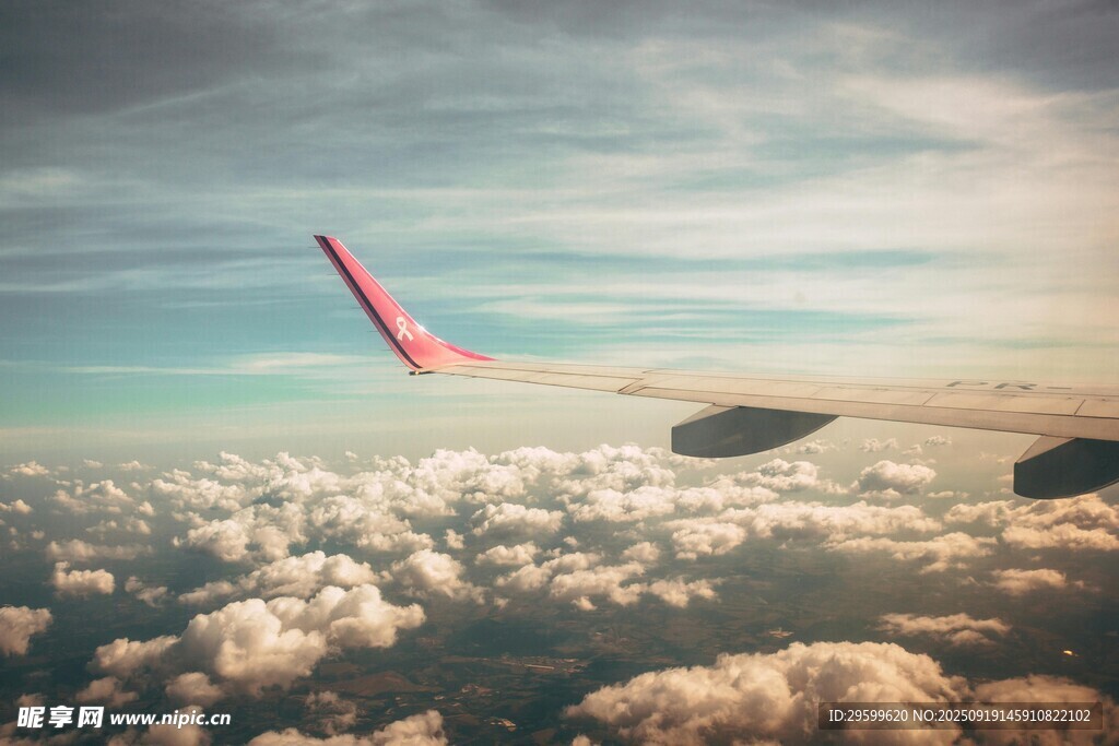 高空翱翔的飛機(jī)