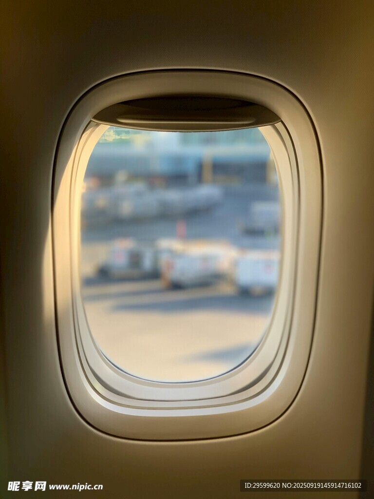 飛機(jī)舷窗視角下的機(jī)場(chǎng)