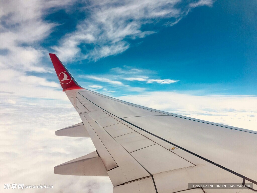 飛機(jī)機(jī)翼上的云端美景