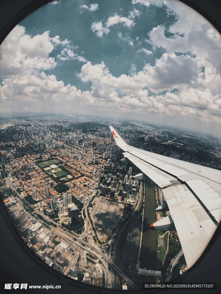 飛機窗外的城市天際線