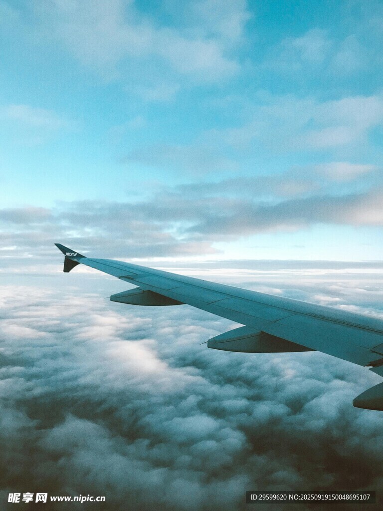 云端之上的飛機(jī)機(jī)翼