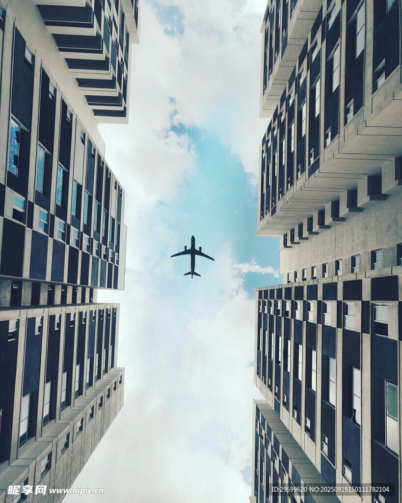 城市上空飛機(jī)穿梭景象
