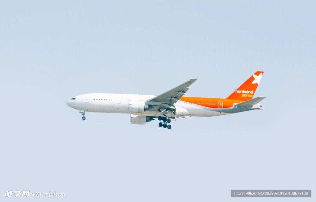 空中飛行的橙白相間飛機