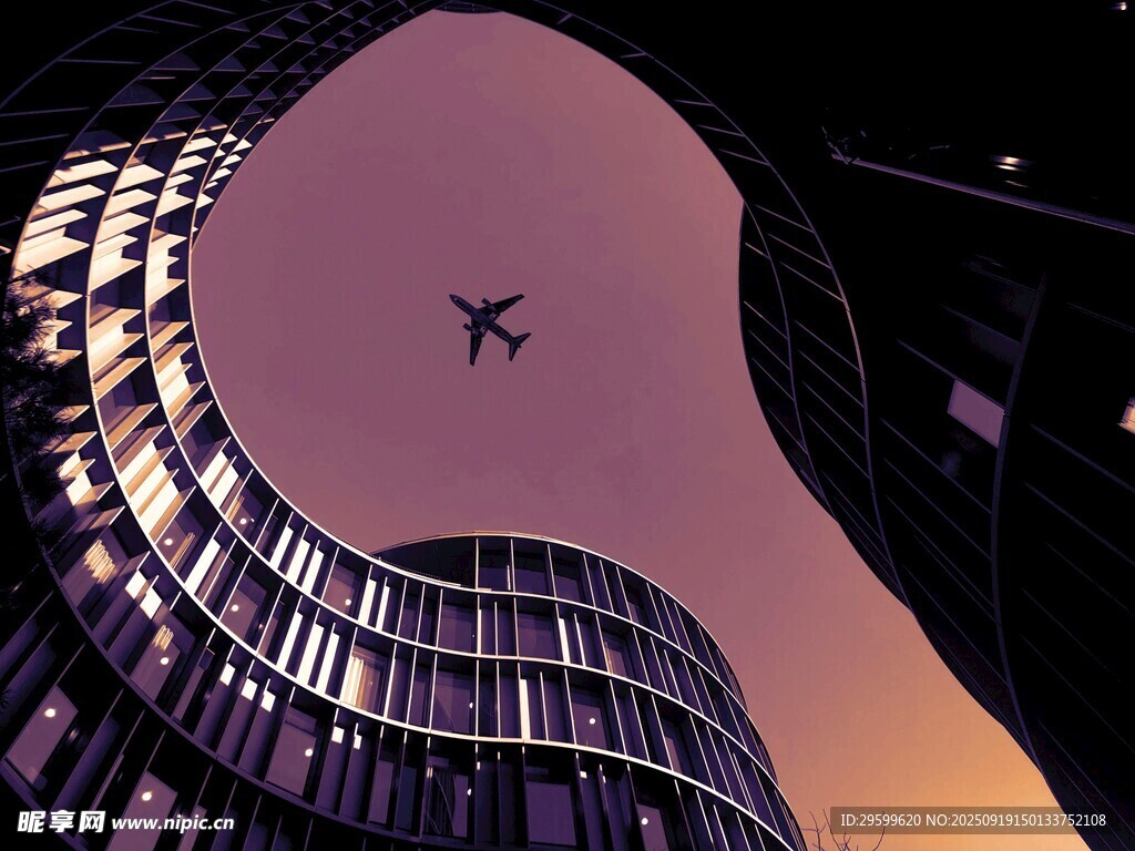飛機(jī)掠過(guò)現(xiàn)代建筑上空