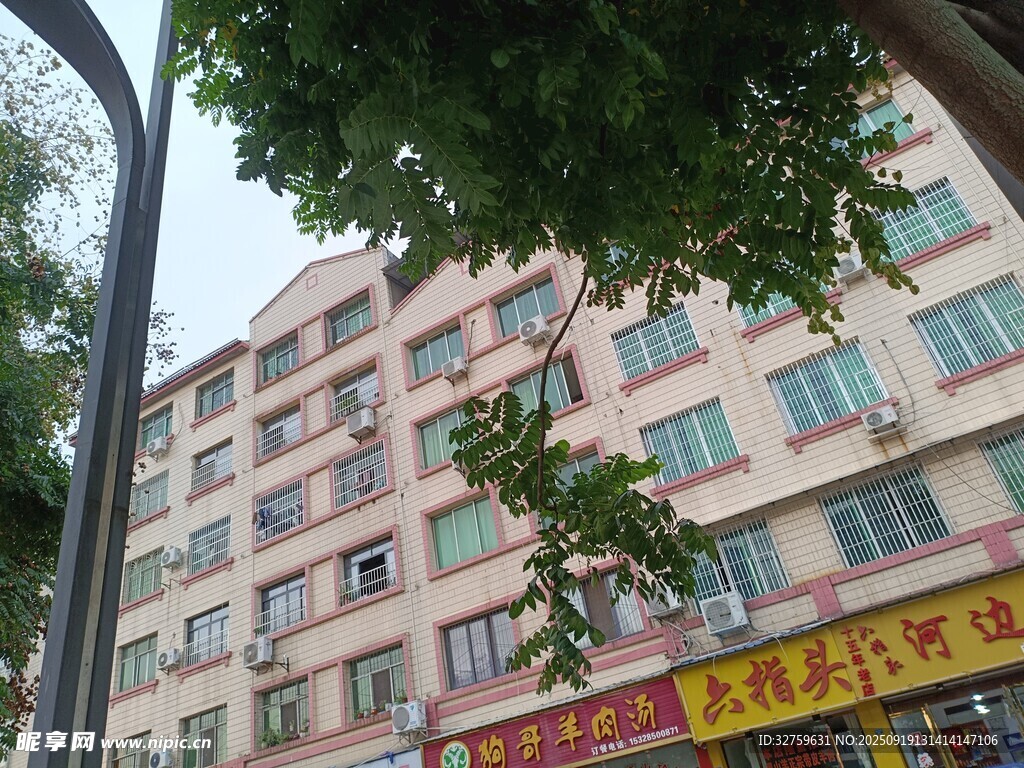 街邊多層商鋪居民樓