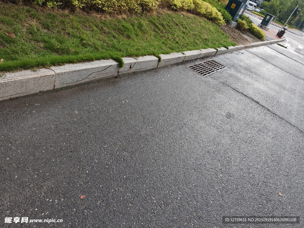路邊的灰色水泥路沿石