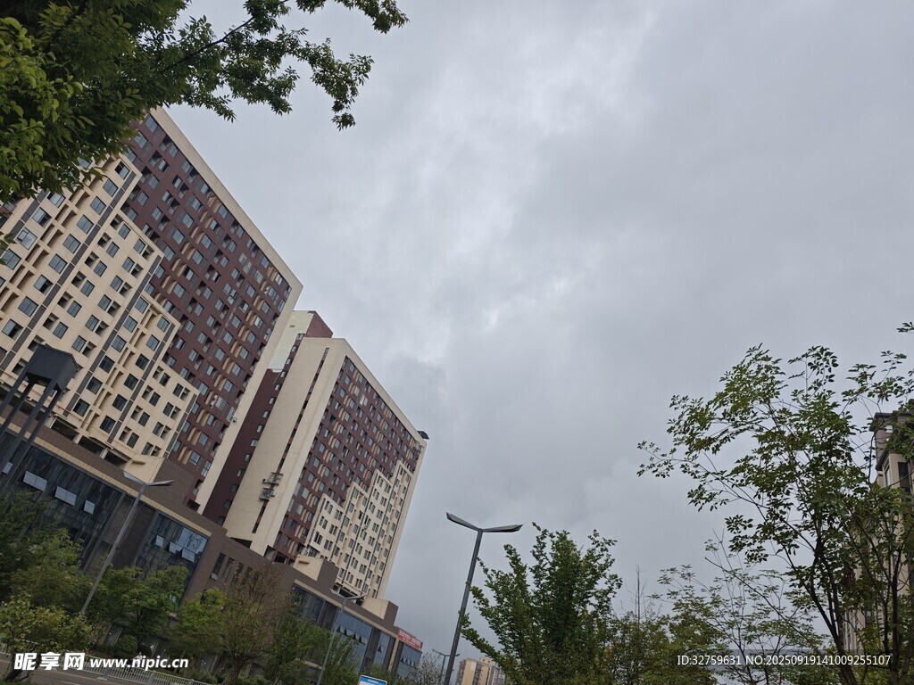 城市高樓與周邊綠植景觀