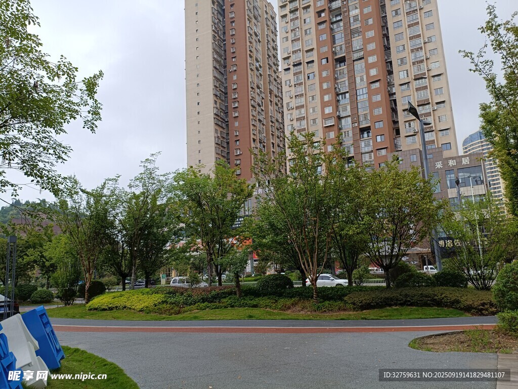 高層住宅旁的綠化景觀