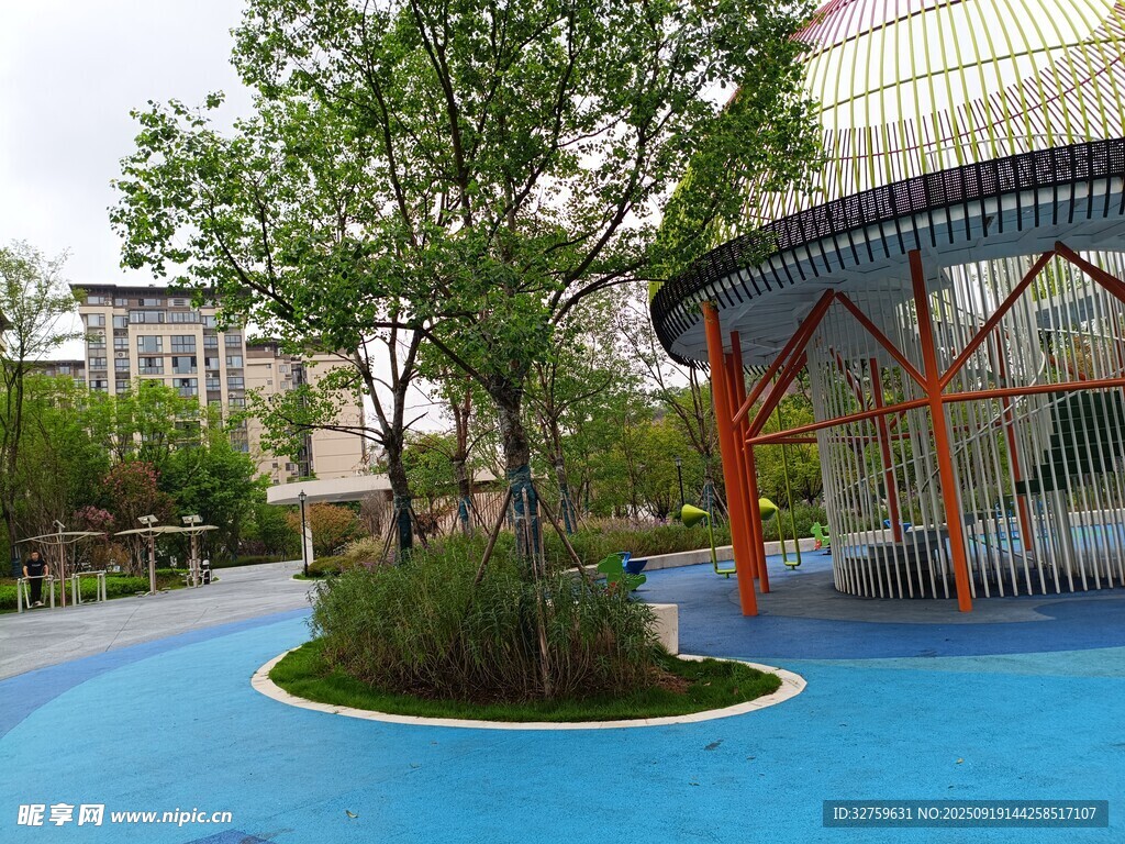 戶外藍(lán)色場(chǎng)地與綠植景觀
