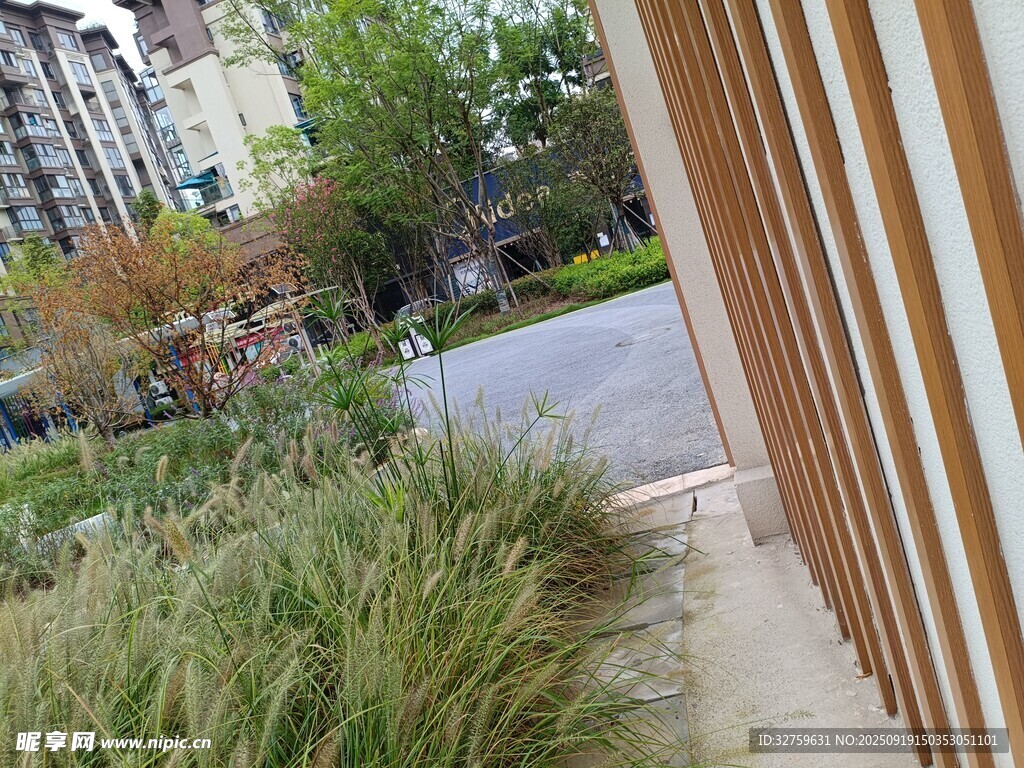 戶外木質(zhì)建筑旁的綠植景觀