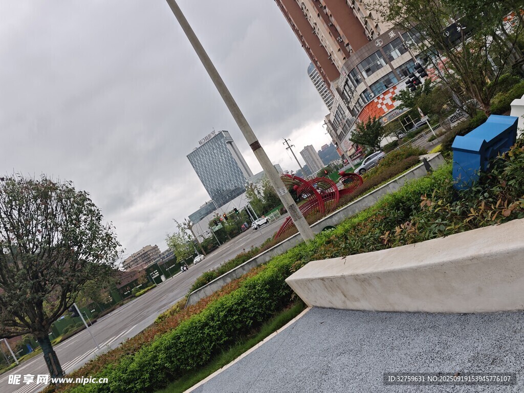城市街道旁的綠植景觀