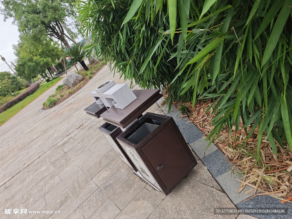 戶外路旁的棕色箱式物件
