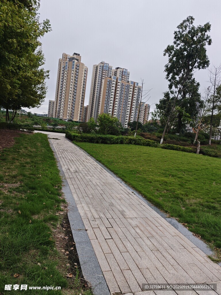城市公園中的磚石步道