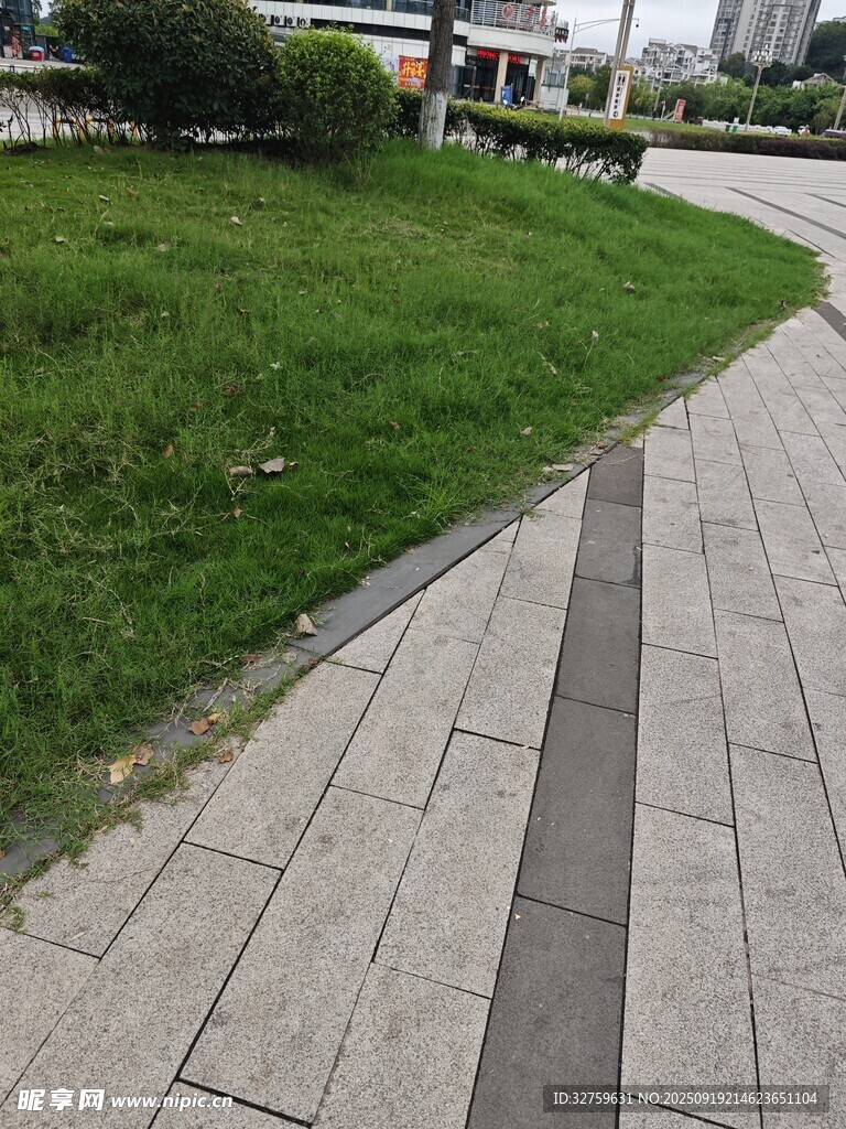 城市中整潔的磚石小徑